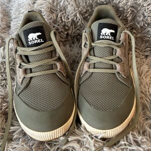 Sorel out n about 111 low olive green waterproof sneakers,great condition!